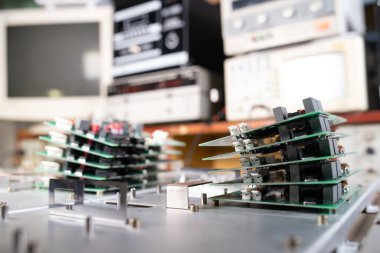 Modern bir kardiyoloji kliniği için süper modern bilgisayar ekipmanı üretiminde mikroçipler üst üste yığılmıştır. Güçlü özelleştirilmiş bilgisayar kavramı