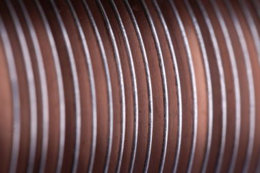 Gemiler ve uçak inşaatı için güçlü profesyonel ekipman üretimi için fabrikanın bakır levhaları yakın planda. Büyük elektronik parçalar kavramı. Reklam alanı