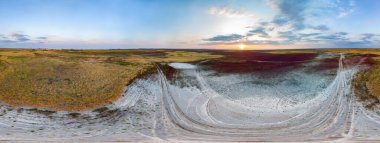 Sahilin 360 derecelik büyüleyici manzarası denizin arka planında ve mavi gökyüzünde bulutlarla. Seyahat için egzotik yerler kavramı. Reklam için yer