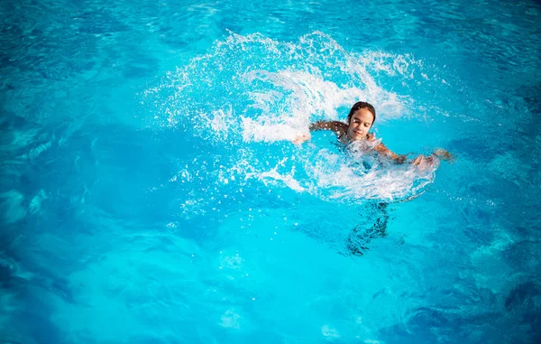 Vista Dall Alto Bella Ragazza Felicemente Schizzi Acqua Limpida Blu — Foto Stock