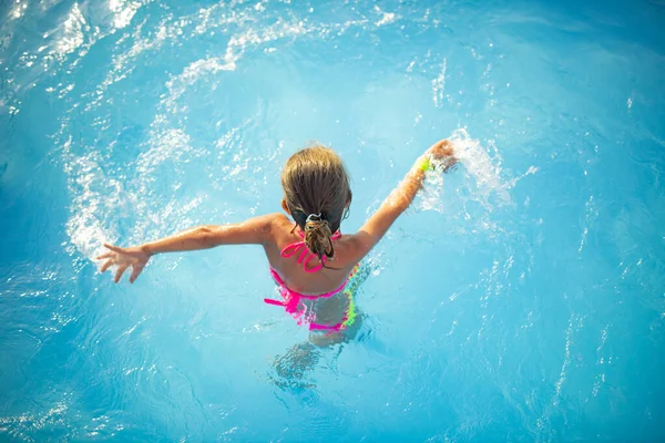 Top View Happy Little Girl Bright Color Swims Swims Clear — стоковое фото