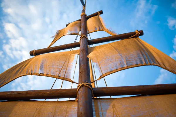 Vue Bas Mât Navire Aux Voiles Beiges Oscille Contre Ciel — Photo