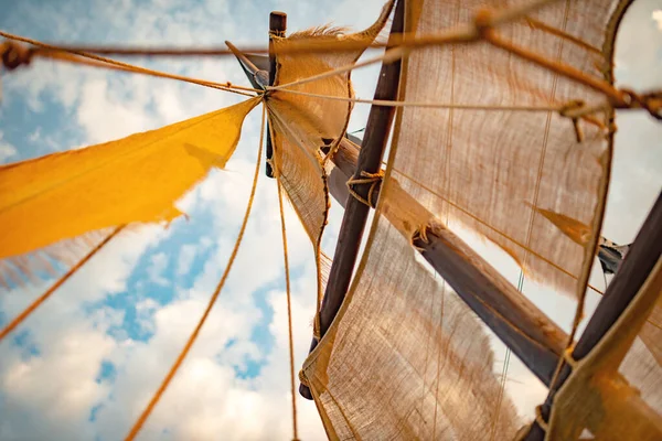 Bodem Uitzicht Een Schip Mast Met Beige Zeilen Schommelt Tegen — Stockfoto
