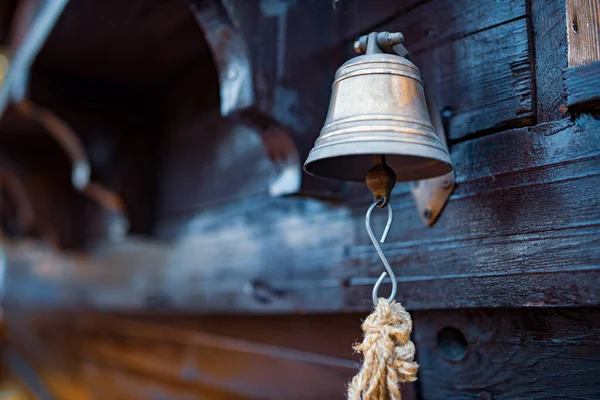 Bell Met Een Touw Hangt Aan Romp Van Een Houten — Stockfoto