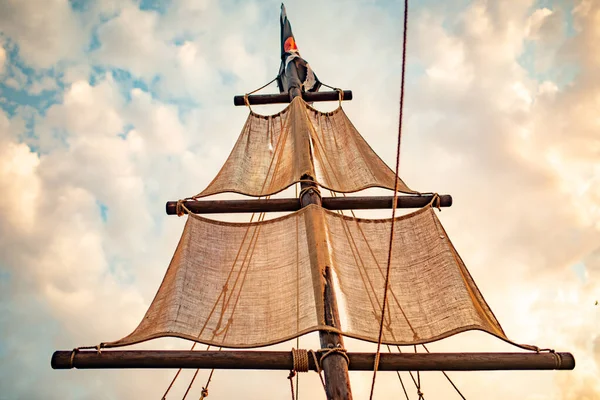 Vue Bas Mât Navire Aux Voiles Beiges Oscille Contre Ciel — Photo