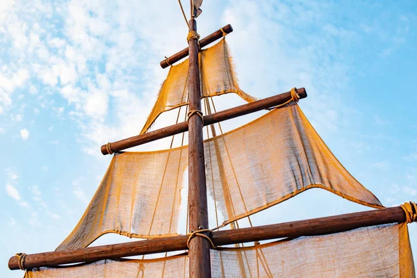 Vue Bas Mât Navire Aux Voiles Beiges Oscille Contre Ciel — Photo