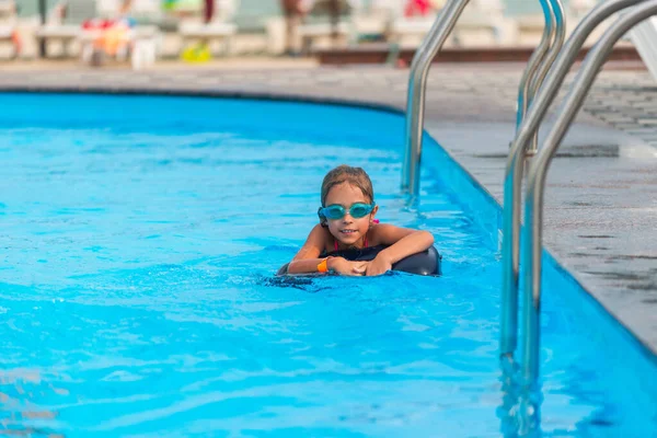 Encantadora Niña Con Gafas Baño Una Boya Salvavidas Nada Agua — Foto de Stock