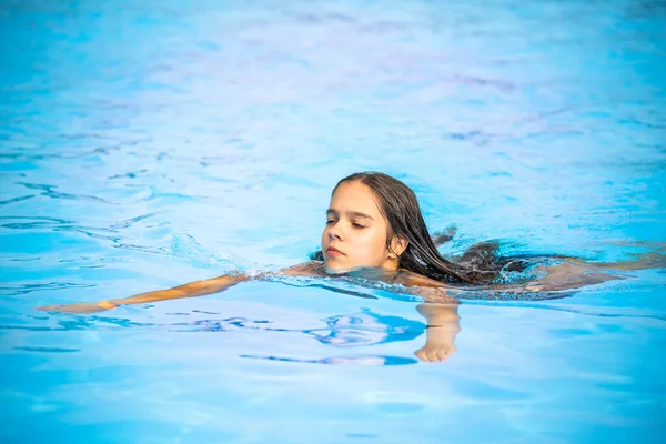 Tonårstjej Simmar Det Klarblå Vattnet Pool Semester Ett Varmt Tropiskt — Stockfoto