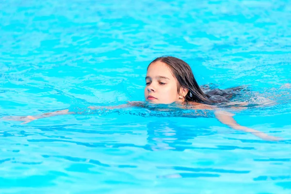 Tonårstjej Simmar Det Klarblå Vattnet Pool Semester Ett Varmt Tropiskt — Stockfoto