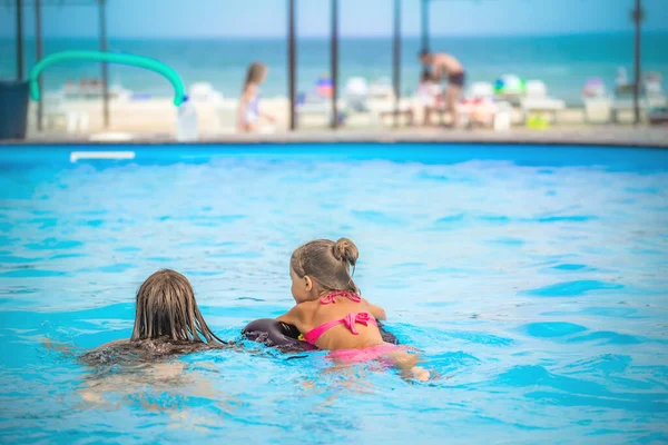 Dos Hermanas Pequeñas Nadan Una Gran Piscina Con Agua Azul — Foto de Stock