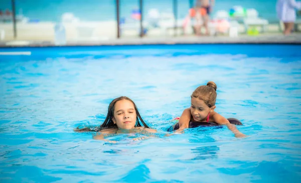 Två Små Systrar Flickor Simmar Stor Pool Med Klarblått Vatten — Stockfoto