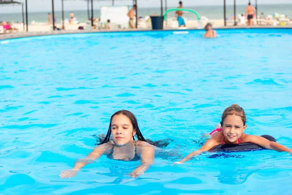 Dos Hermanas Pequeñas Nadan Una Gran Piscina Con Agua Azul — Foto de Stock