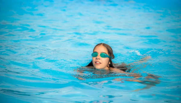 Charming Girl Teenager Wearing Waterproof Glasses Pool Swims Clear Warm — 스톡 사진