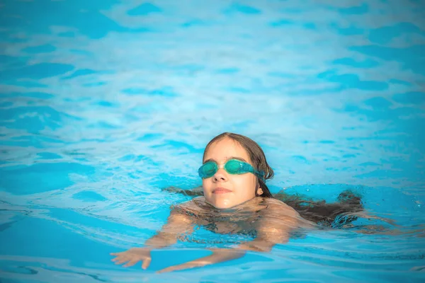 Okouzlující Dívka Teenager Nosit Vodotěsné Brýle Pro Bazén Plave Průzračné — Stock fotografie