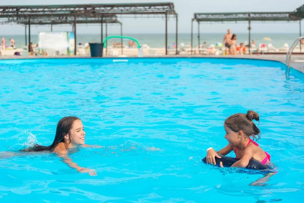 Dos Hermanas Pequeñas Nadan Una Gran Piscina Con Agua Azul — Foto de Stock