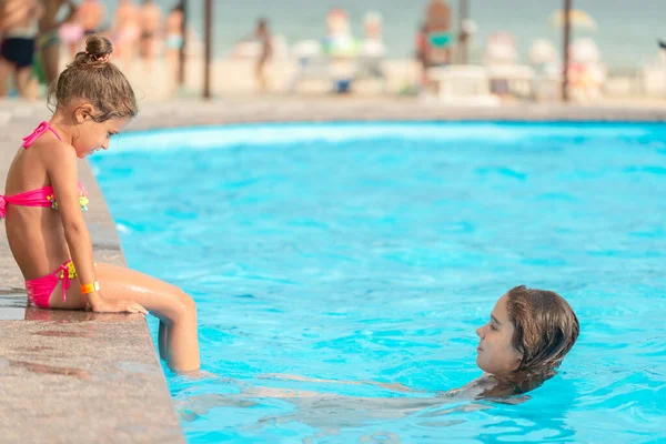 Vista Lateral Niñas Hermanas Nadan Piscina Salpica Agua Entre Durante — Foto de Stock