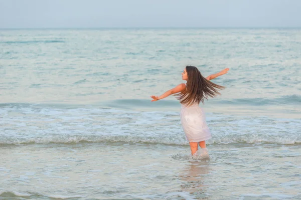 Girl Happily Spends Time Beach Walks Sea Waves Sunny Summer — Stock Photo, Image