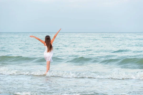 Chica Felizmente Pasa Tiempo Playa Camina Largo Las Olas Del — Foto de Stock