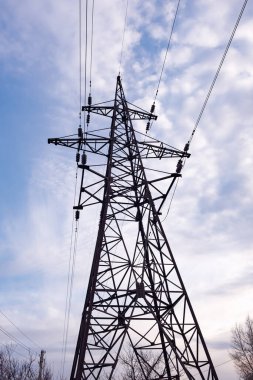 Büyük ve güçlü bulutların alttaki görüntüsü.