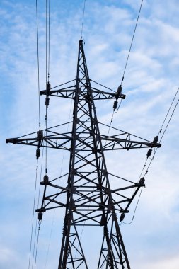 Büyük ve güçlü bulutların alttaki görüntüsü.