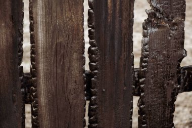 Özel bir evde çıkan yangından sonra yanmış çit tahtaları. Dikkatsiz ve düşüncesizce ateş etmenin sonuçları..