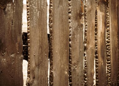 Özel bir evde çıkan yangından sonra yanmış çit tahtaları. Dikkatsiz ve düşüncesizce ateş etmenin sonuçları..