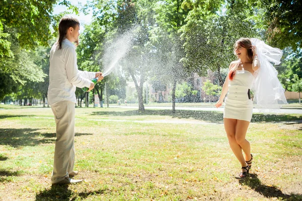 Vista Lateral Del Elegante Novio Rociando Champán Mientras Alegre Novia — Foto de Stock