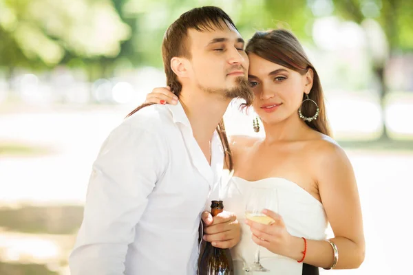 魅力的な幸せな花嫁と新郎の側面図シャンパンのグラスを保持 路上で結婚式を祝う愛らしい若いカップル 結婚と幸福の概念 — ストック写真