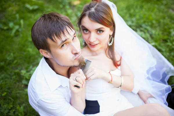 Primer Plano Bella Mujer Sonriente Peinando Barba Del Marido Encantadora —  Fotos de Stock