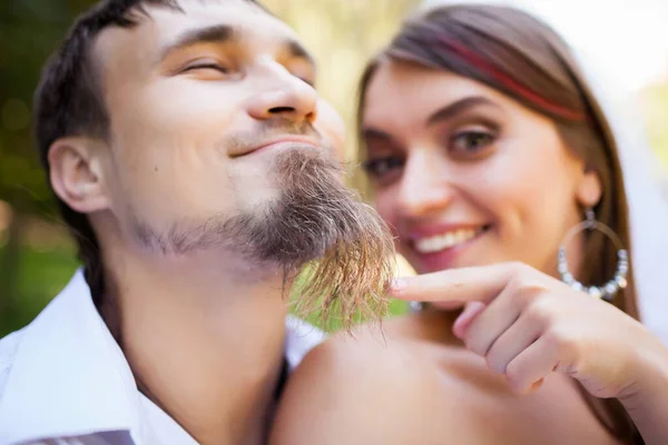 Close Bela Senhora Sorrindo Pentear Barba Marido Menina Encantadora Com — Fotografia de Stock