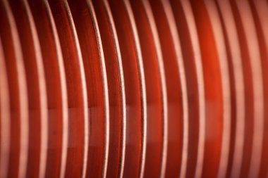 Gemiler ve uçak inşaatı için güçlü profesyonel ekipman üretimi için fabrikanın bakır levhaları yakın planda. Büyük elektronik parçalar kavramı. Reklam alanı