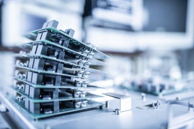 Modern bir kardiyoloji kliniği için süper modern bilgisayar ekipmanı üretiminde mikroçipler üst üste yığılmıştır. Güçlü özelleştirilmiş bilgisayar kavramı