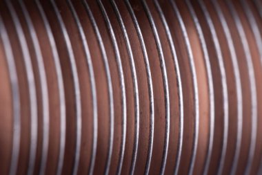 Gemiler ve uçak inşaatı için güçlü profesyonel ekipman üretimi için fabrikanın bakır levhaları yakın planda. Büyük elektronik parçalar kavramı. Reklam alanı