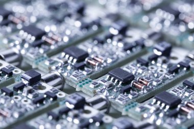 Bir hoparlör ve bilgisayarın ses parçaları üretiminde küçük mikro devreler yan yana yatar. Güvenilir ve yüksek kaliteli modern teknoloji kavramı