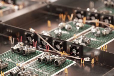 Metal bileşenler ve mikro devreler, video meyveli güçlü süper bilgisayarların üretimi sırasında metal bölümlerin üzerinde bulunur. Uzman madencilik bilgisayarlarının üretimi kavramı