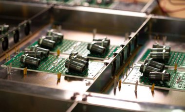 Metal bileşenler ve mikro devreler, video meyveli güçlü süper bilgisayarların üretimi sırasında metal bölümlerin üzerinde bulunur. Uzman madencilik bilgisayarlarının üretimi kavramı