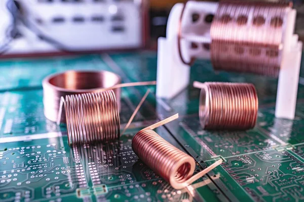 特写许多扭曲的铜丝在一个绿色的微电路上 生产功率振荡电路和高频元件的工厂概念 — 图库照片
