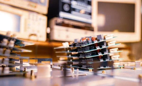 Mikrochips Staplas Ovanpå Varandra Metallplattor Tillverkningen Supermodern Kraftfull Datorutrustning För — Stockfoto