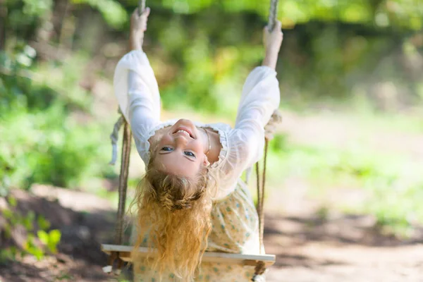 Nahaufnahme Einer Charmanten Blonden Dame Die Auf Hängender Schaukel Schwingt — Stockfoto