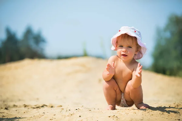 Vue Face Bébé Fille Mignonne Faisant Geste Bonjour Tout Squattant — Photo