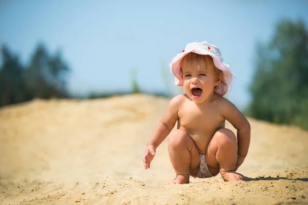 Vista Frontale Adorabile Bambino Che Urla Accovaccia Sulla Sabbia Bambino — Foto Stock