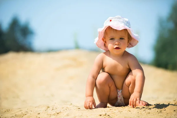 砂の上で叫んで不法占拠愛らしい子供のフロントビュー 白い夏の帽子をかぶっている幼児 幼少期と夏の概念 — ストック写真