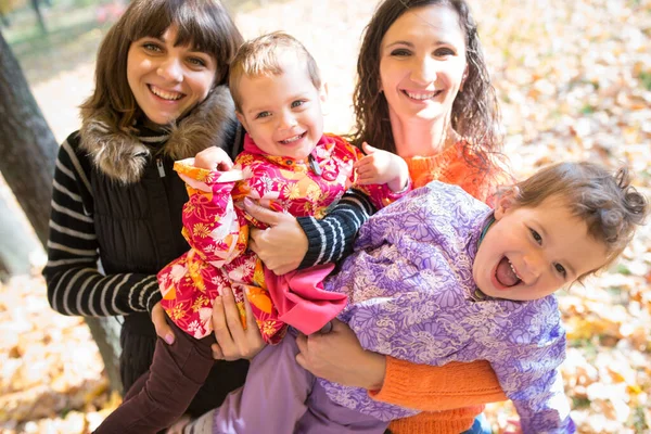 Unga Leende Mamma Vänner Och Deras Små Och Söta Barn — Stockfoto