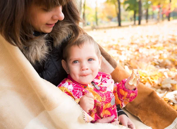 Cuidar Jovem Mãe Bonita Fecha Com Cobertor Mesma Seu Pequeno — Fotografia de Stock