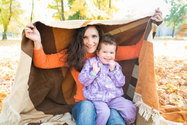 Söt Glad Ung Mor Täckt Med Rutig Med Sin Lilla — Stockfoto