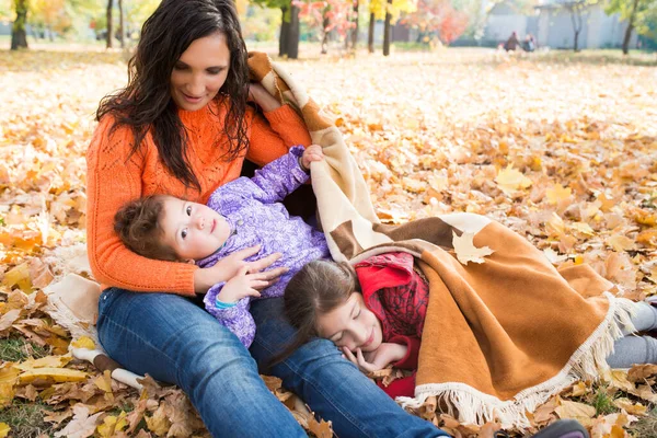 Cuidar Jovem Mãe Bonita Fecha Com Cobertor Mesma Seu Pequeno — Fotografia de Stock