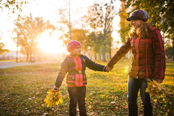 Allegro Divertente Madre Gioca Con Sua Figlia Positiva Foglie Acero — Foto Stock