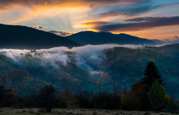 View Beautiful Cloudy Sky Hillside Meadow Majestic Landscape Mountains Smoke — Stock Photo, Image