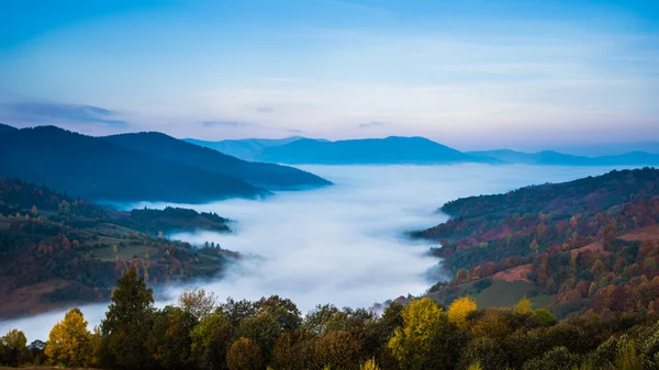 Vista Pintoresco Valle Montañoso Con Cielo Azul Sobre Fondo Magníficas —  Fotos de Stock