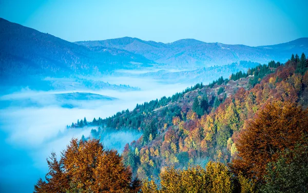 Vista Pintoresco Valle Montañoso Con Cielo Azul Sobre Fondo Magníficas — Foto de Stock